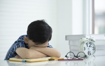 Children are tired of learning and sleepy.